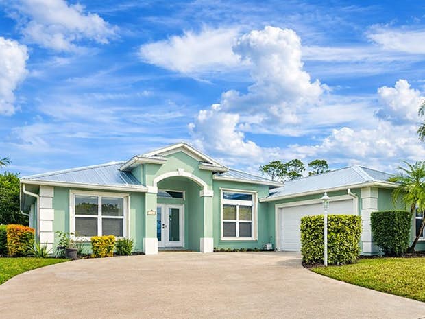 Pool Home, Fenced Yard, 3/2 + Office – ANNUAL LEASE